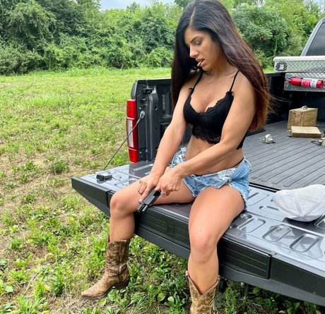 Girls With Guns art model image