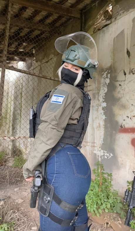 Girls With Guns model art gallery