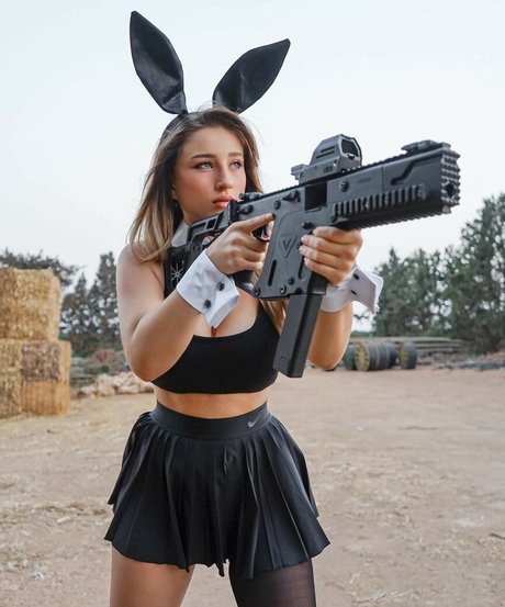 Girls With Guns beautiful star pic