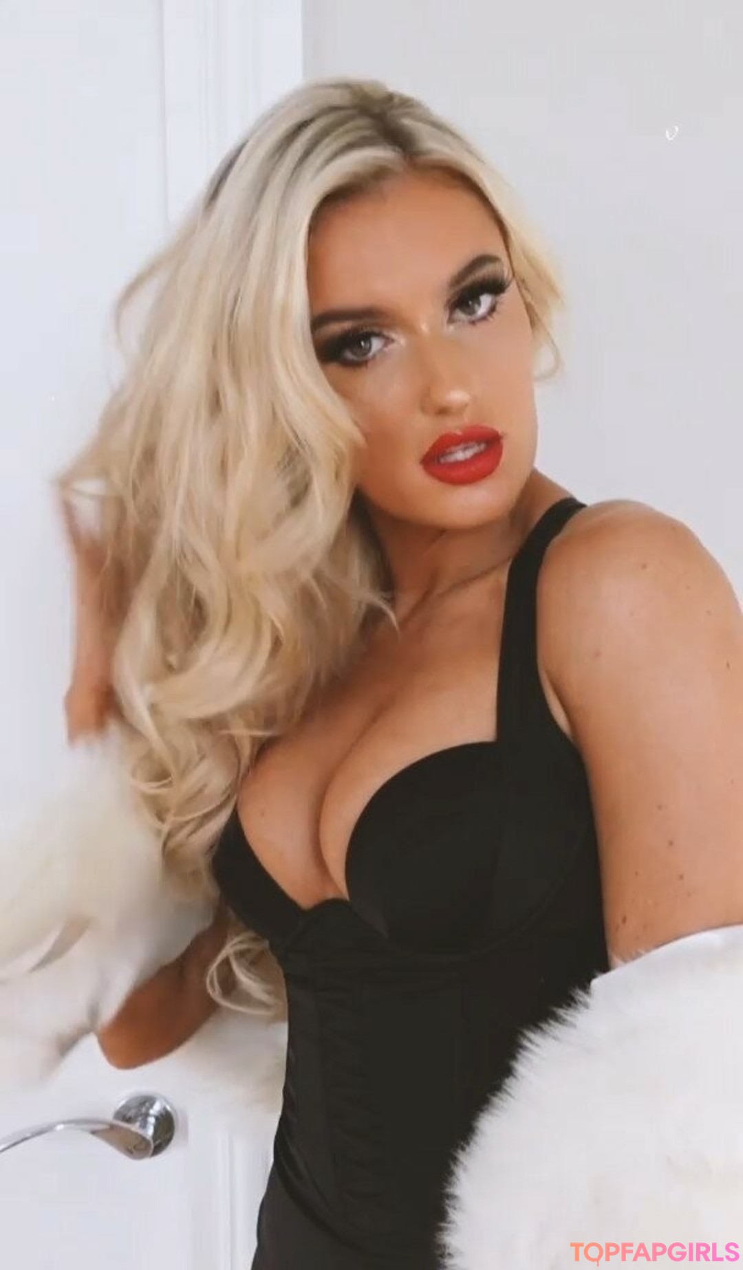 Mariah May erotic pornstar photo