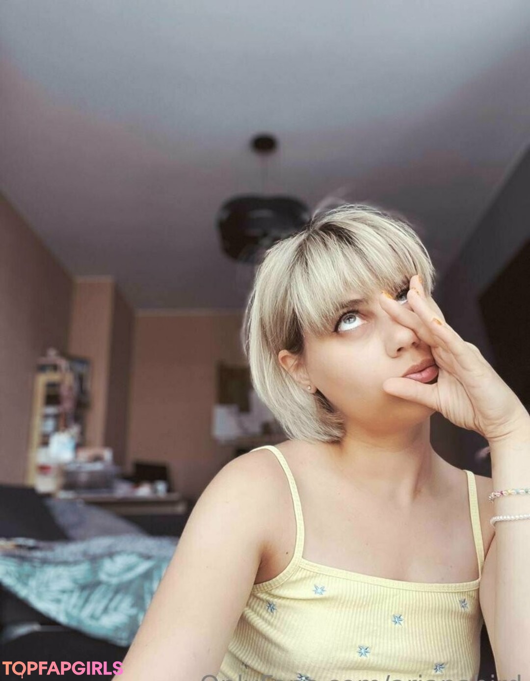 arianabird xxx model photo
