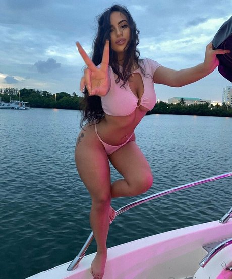 theyloveaiza hot model gallery