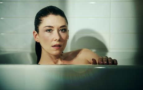 Jewel Staite sexy star pics