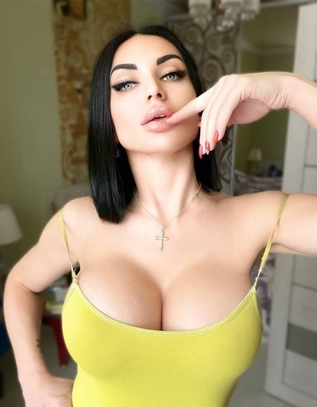 j__gri pretty model img