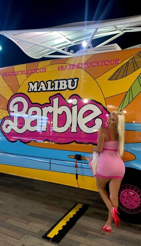 itshollyday model nude img