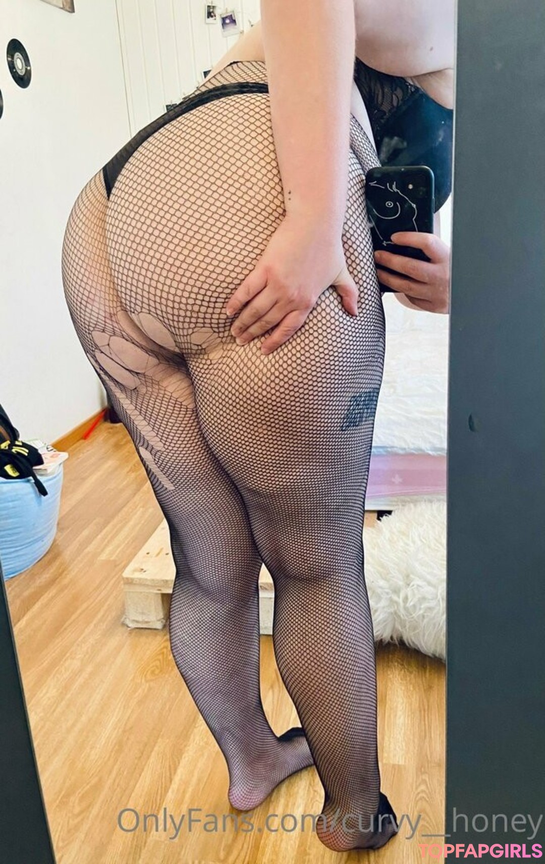 curvy  honey naked actress img