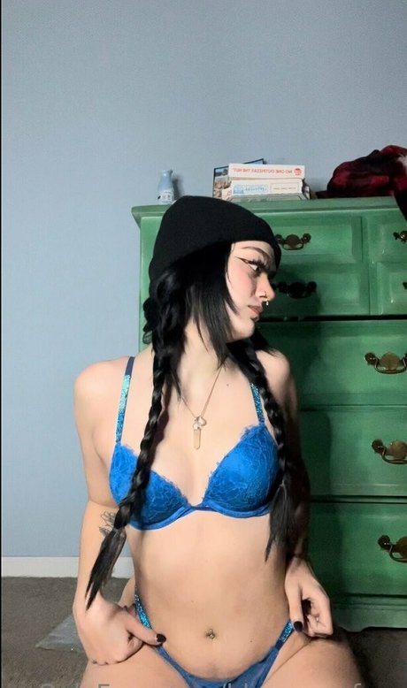 blue emofree naked model picture