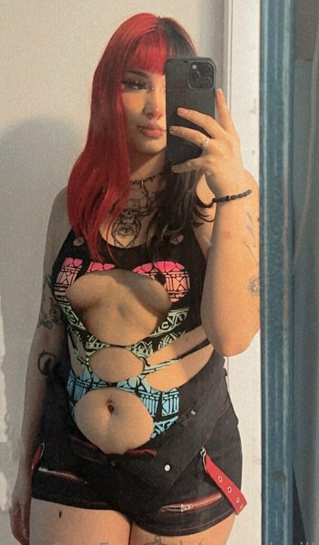 saucydevill nude model image