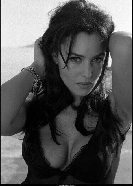 Monica Bellucci adult model pics