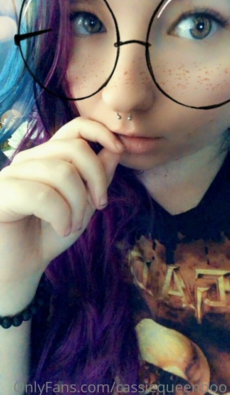 cassiequeenboo pornographic model img