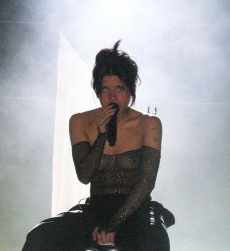 Nessa Barrett best model pic