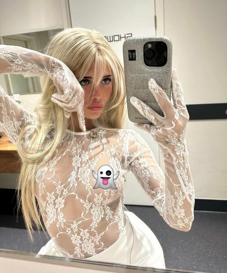 Nessa Barrett hot star img