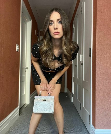 Alison Brie model top pic