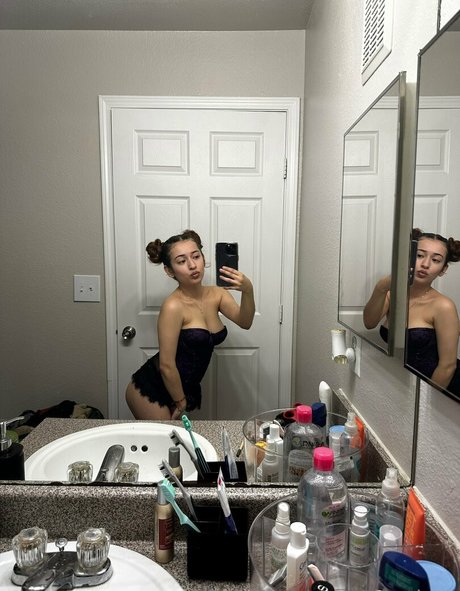 tinyrissy star nude pictures