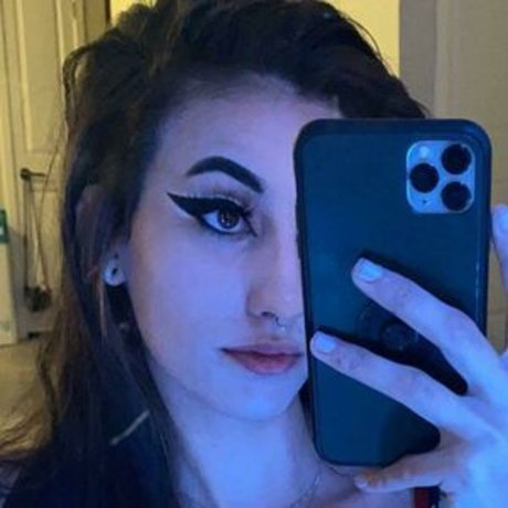 xrucial sexy actress picture