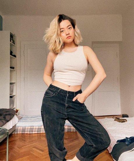 Anne Whisper model pornographic photos