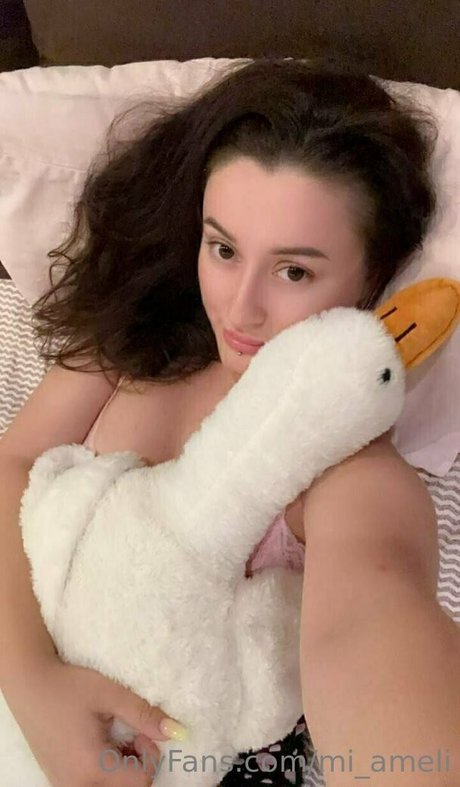 mi ameli hot model image