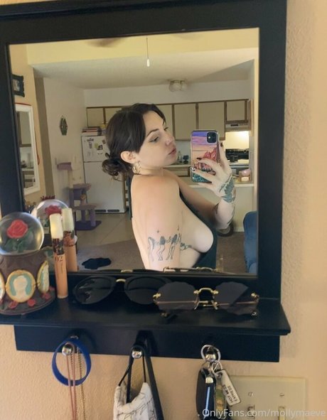 mollymaeve top profile image