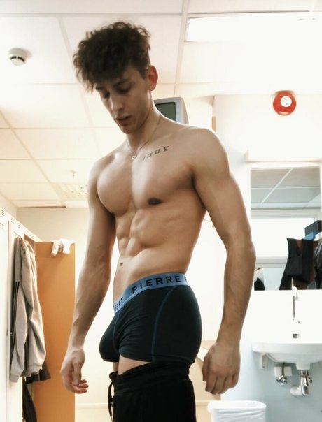 battyboyfree model top photo