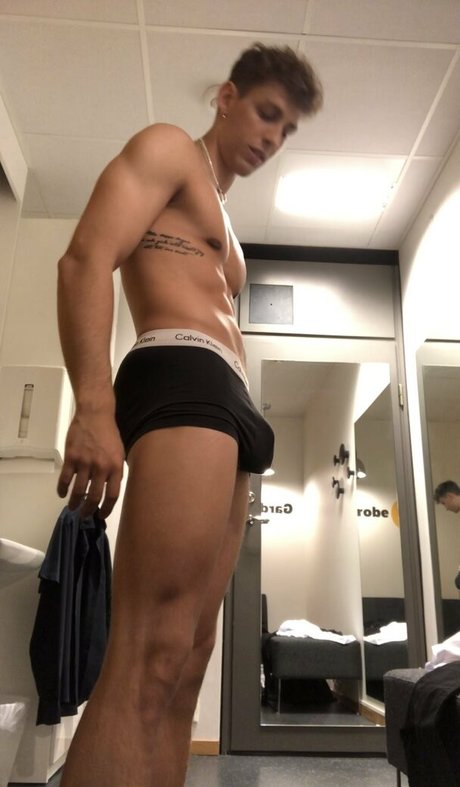 battyboyfree model pornographic image