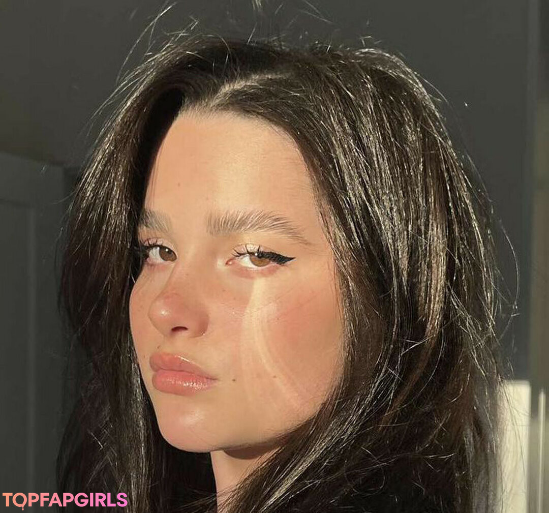 Jules LeBlanc model hd img