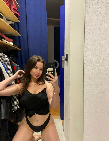 leyla luxxx sex model pics