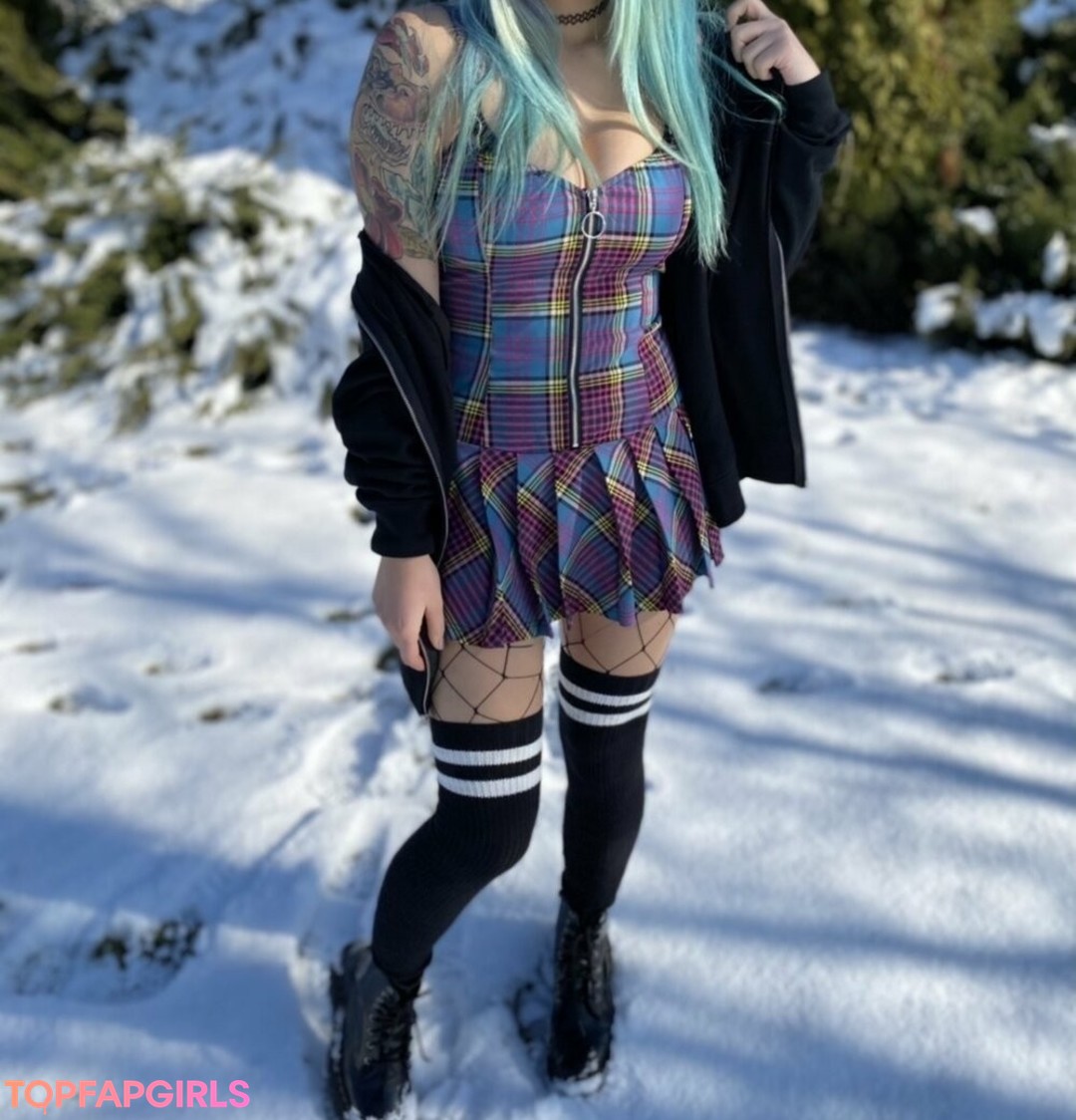 hollyhellfree model adult pic