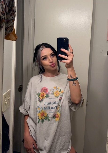 NottUrMommy free model pic