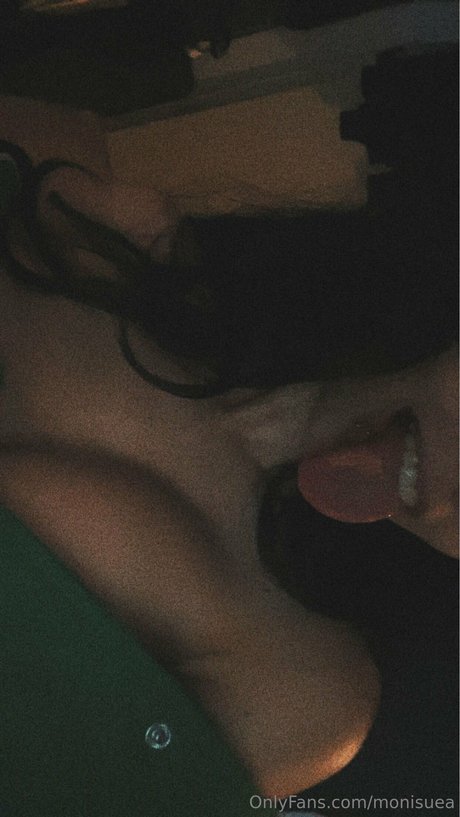 monisuea model free image