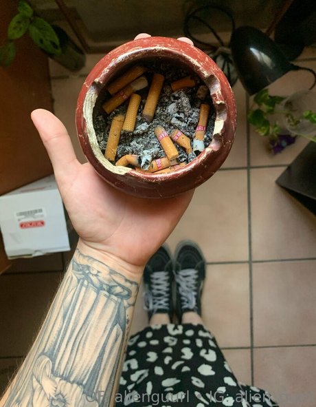 alienguurl sexy model picture