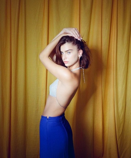 Emily Rinchita hot model pics