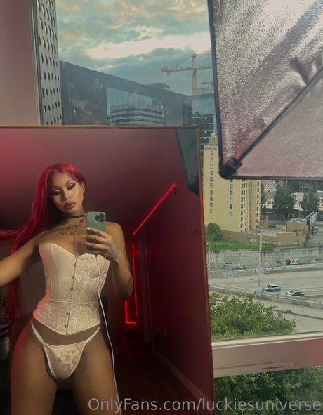 luckiesuniverse model erotic pic