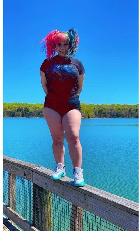 Harlee Queeni nude model pic