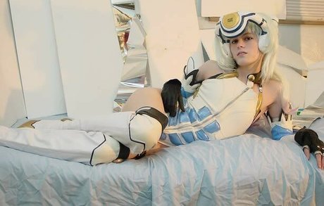 Claire Max model sexy img