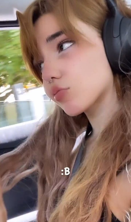 Arielle Maxine sex model photo