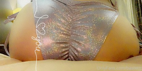 lolaqueencobra nude model pic