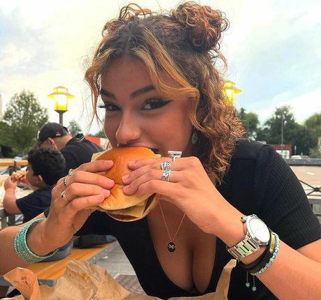 Emmy Tifrit best model pic