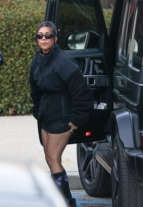 Kourtney Kardashian beautiful pornstar pics