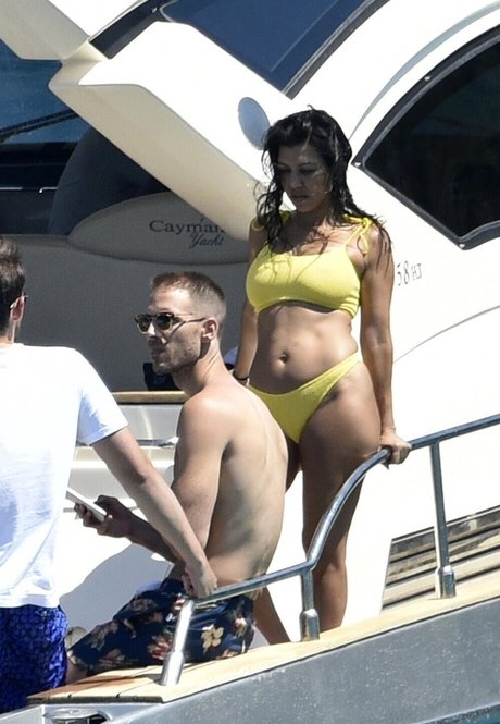 Kourtney Kardashian model hd pictures