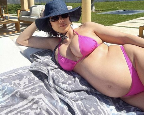 Kourtney Kardashian hd model pics