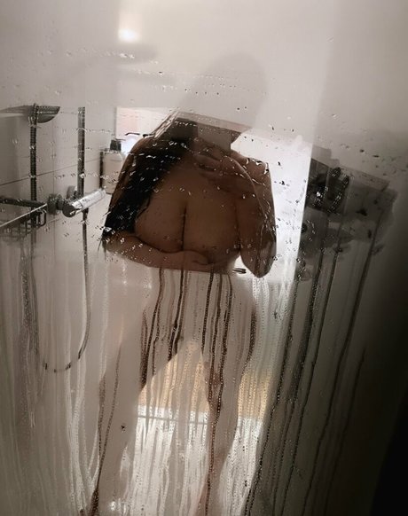 yummii i nude actress pics