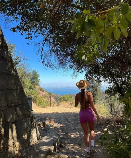 Mia Gibbs model hot pic