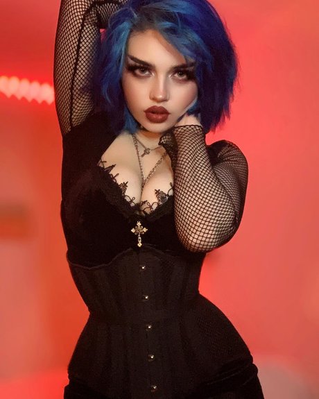 Queen Nephilim model sexy pic