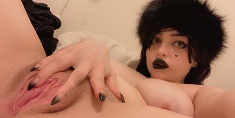 Queen Nephilim model sexy pic