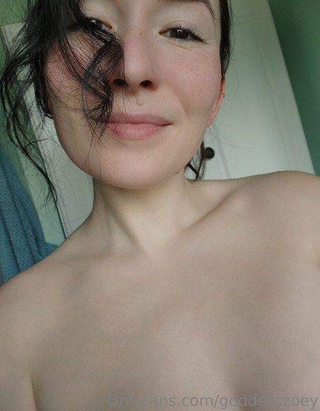 GoddessZoey model erotic pics