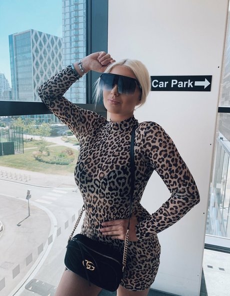 Apollonia Llewellyn porn model archive