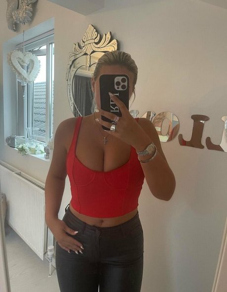 Apollonia Llewellyn star hot picture