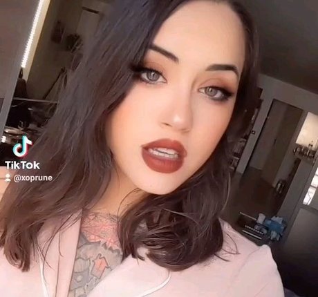 Prunette pornstar high quality image