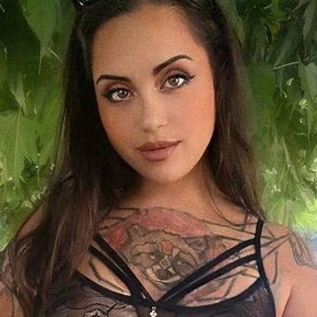 Prunette erotic actress pic