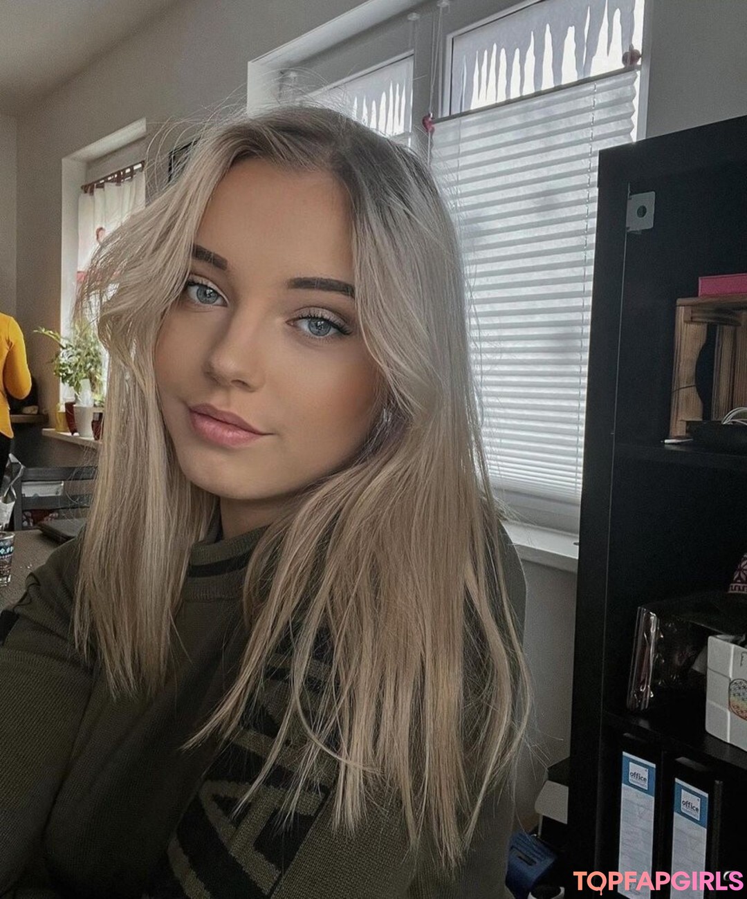 Laura model hot archive